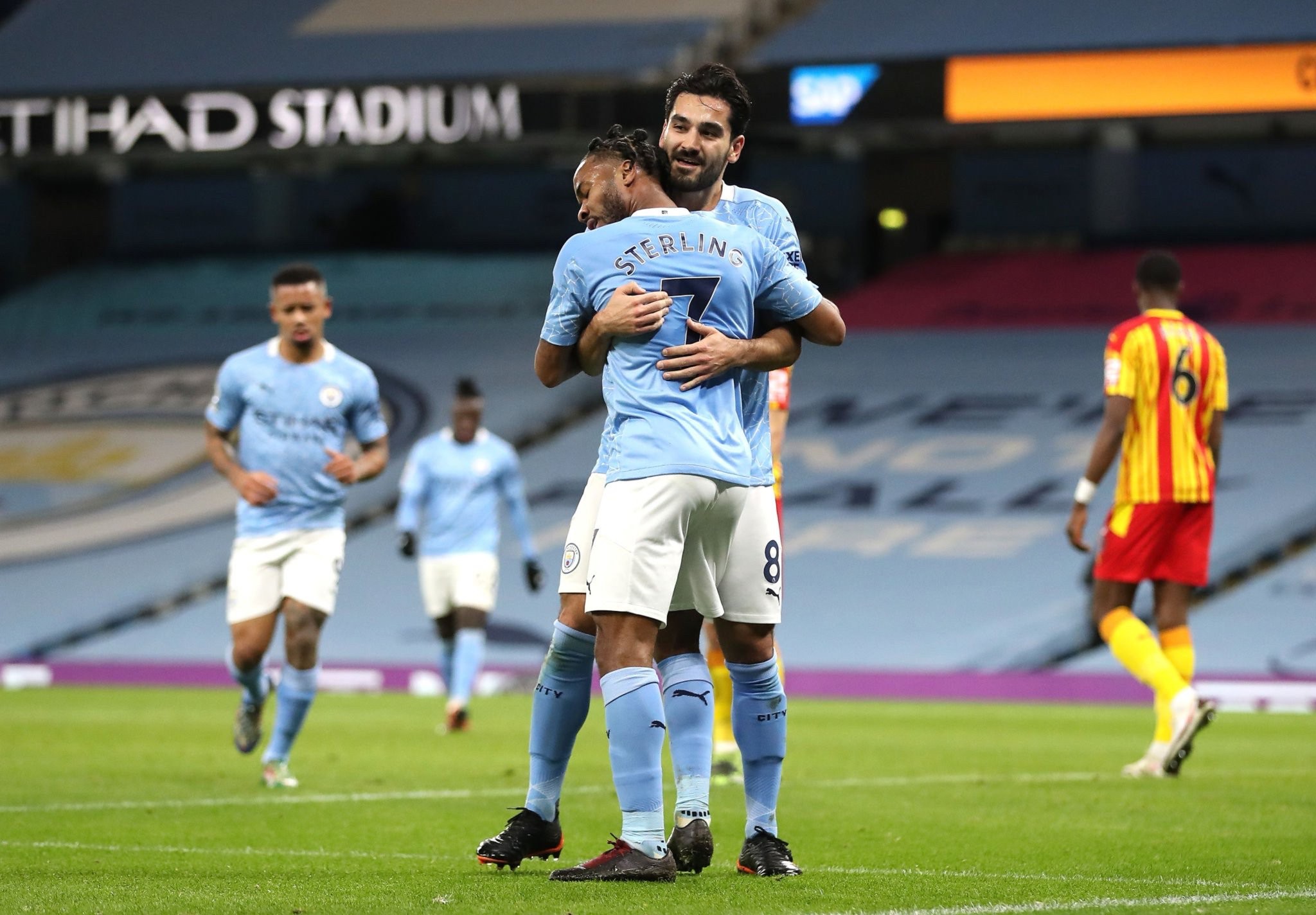 因此每当他 因此每当他